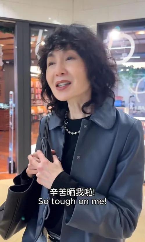 61岁张曼玉逛购圣诞礼，羊毛卷配简约穿搭，状态好到不像花甲之年61岁的张曼