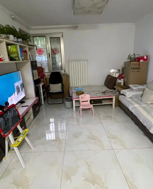 闺蜜买房，中介全程挡在墙角，死活不让她靠近。她以为中介贴心，结果收房才发现墙皮全