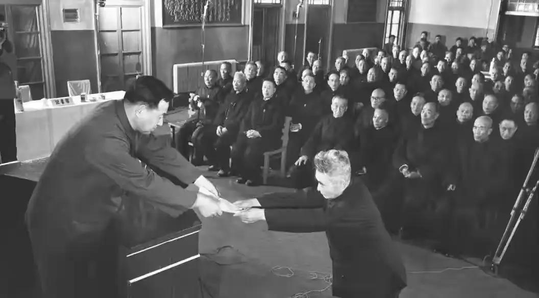 这是1975年3月19日，新中国最后一批特赦战犯从功德林监狱特特赦，这是在淮海战