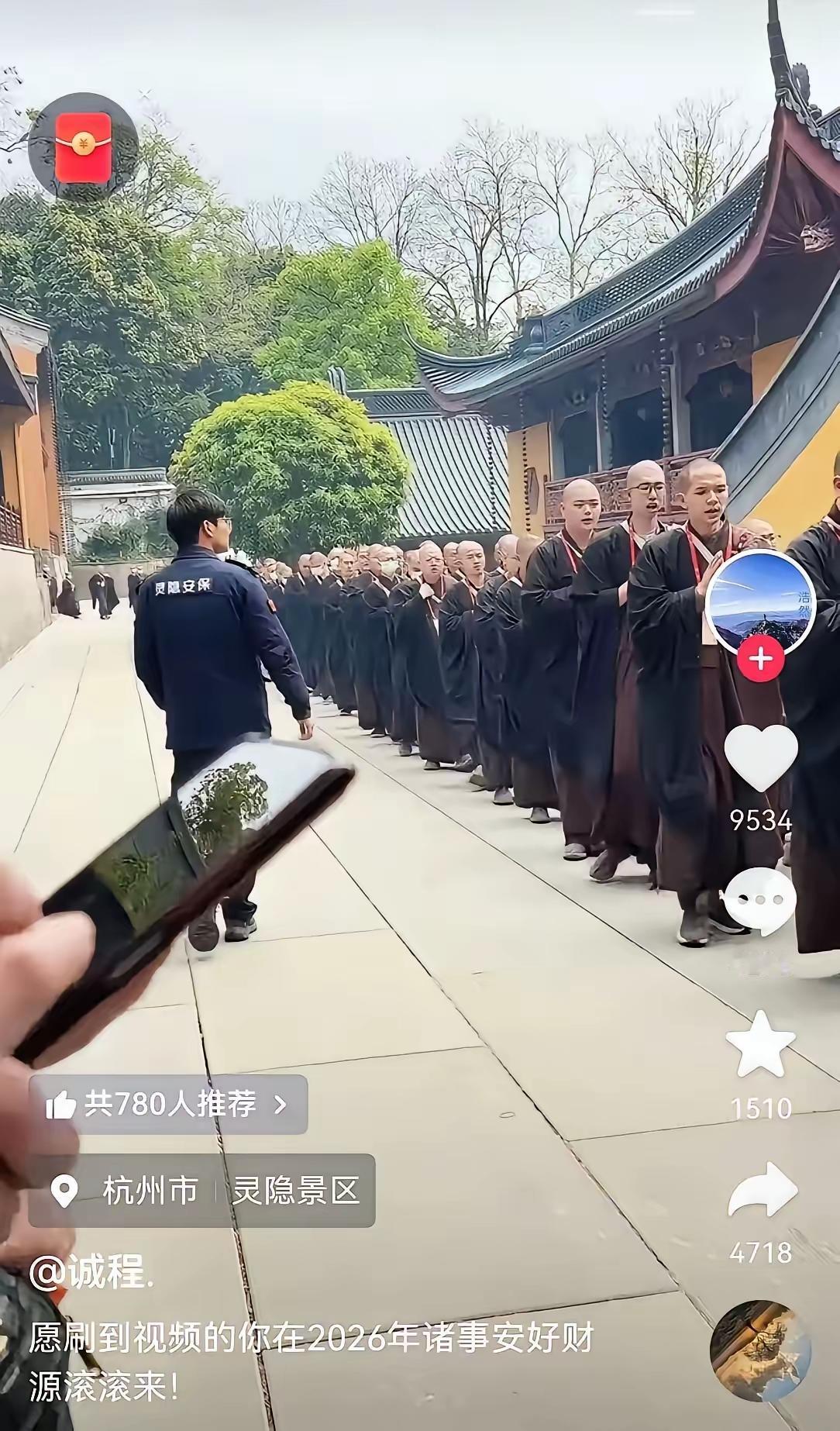 有网友在杭州灵隐寺拍到这一幕，一大群和尚出现在寺庙里，看着面孔，都是些年轻和尚。