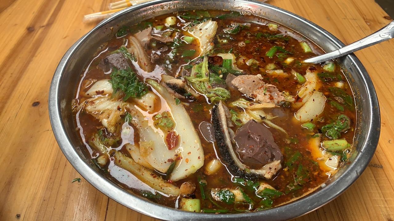 早上跟朋友来到昆明一个集市，之前过来的时候路上行人寥寥无几。后面走进了这个集市，