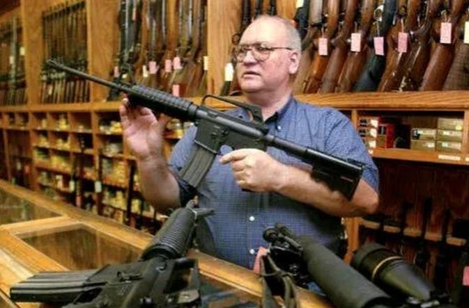 美国的枪店老板，为什么不怕顾客买完枪后朝他射击？在美国街头，枪店和咖啡馆一样