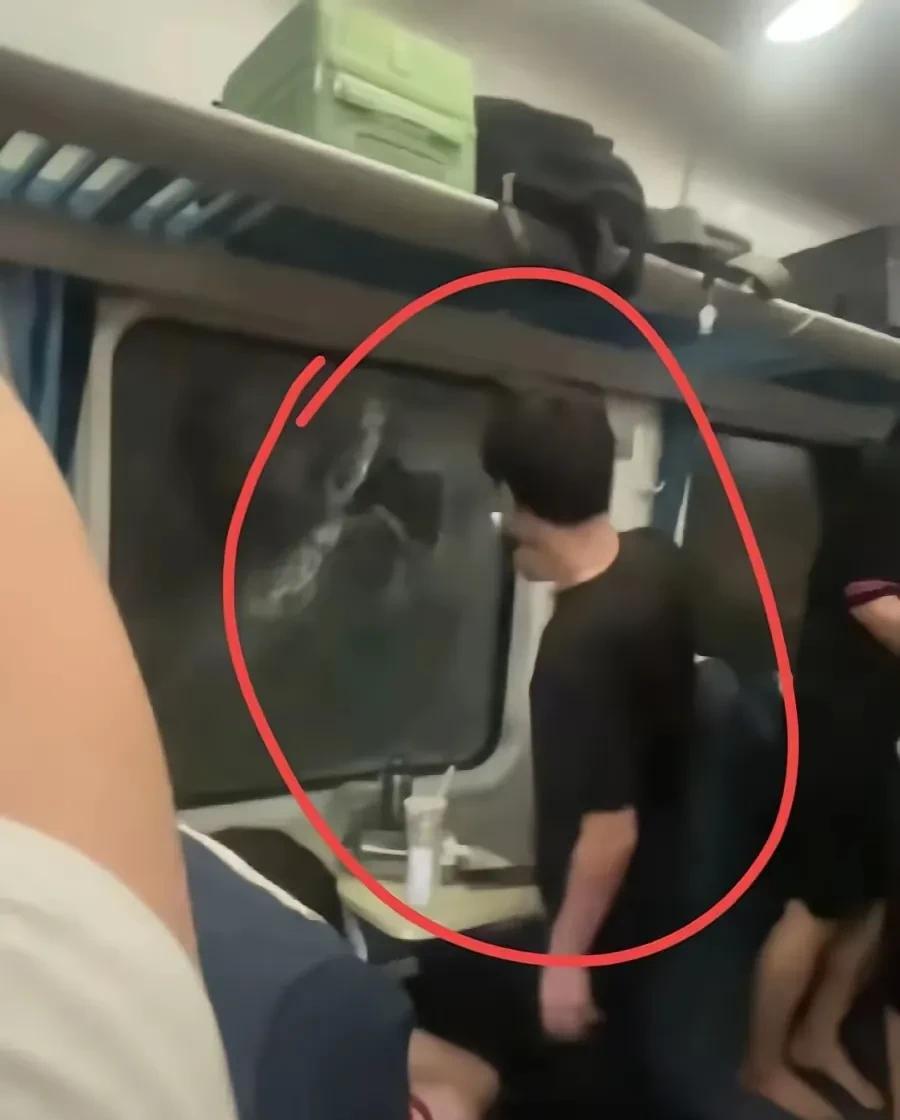 金华段火车脱轨事件中，对这位砸碎玻璃的年轻人不仅不能处理，而且还要给予表扬才对。