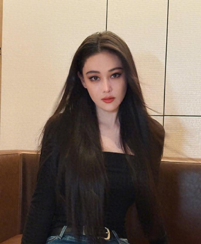 张馨予晒妈妈亲手织的围巾！随手一披美的惊艳，37岁还被妈妈喊“宝宝”好幸福​​