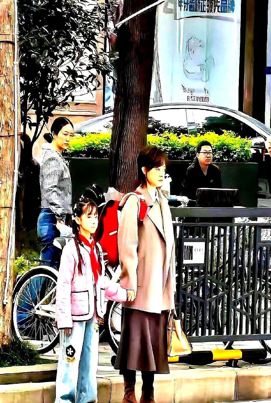 孙俪接7岁小花上热搜了，白T牛仔配低马尾，母女像姐妹，话题阅读破亿。邓超也常接娃