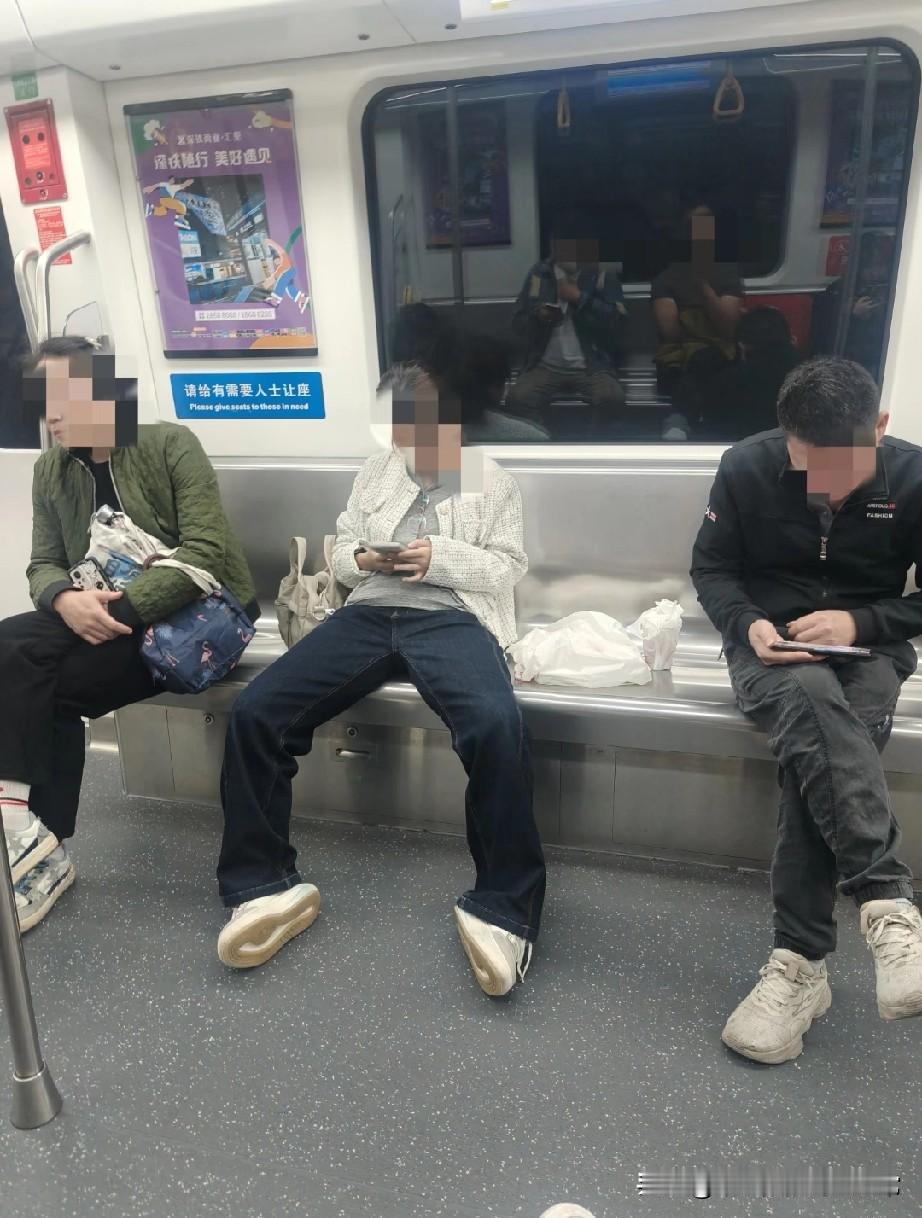 深圳地铁这一幕,多少人看了会血压飙升在深圳地铁上,一位乘客把包和购物袋大大