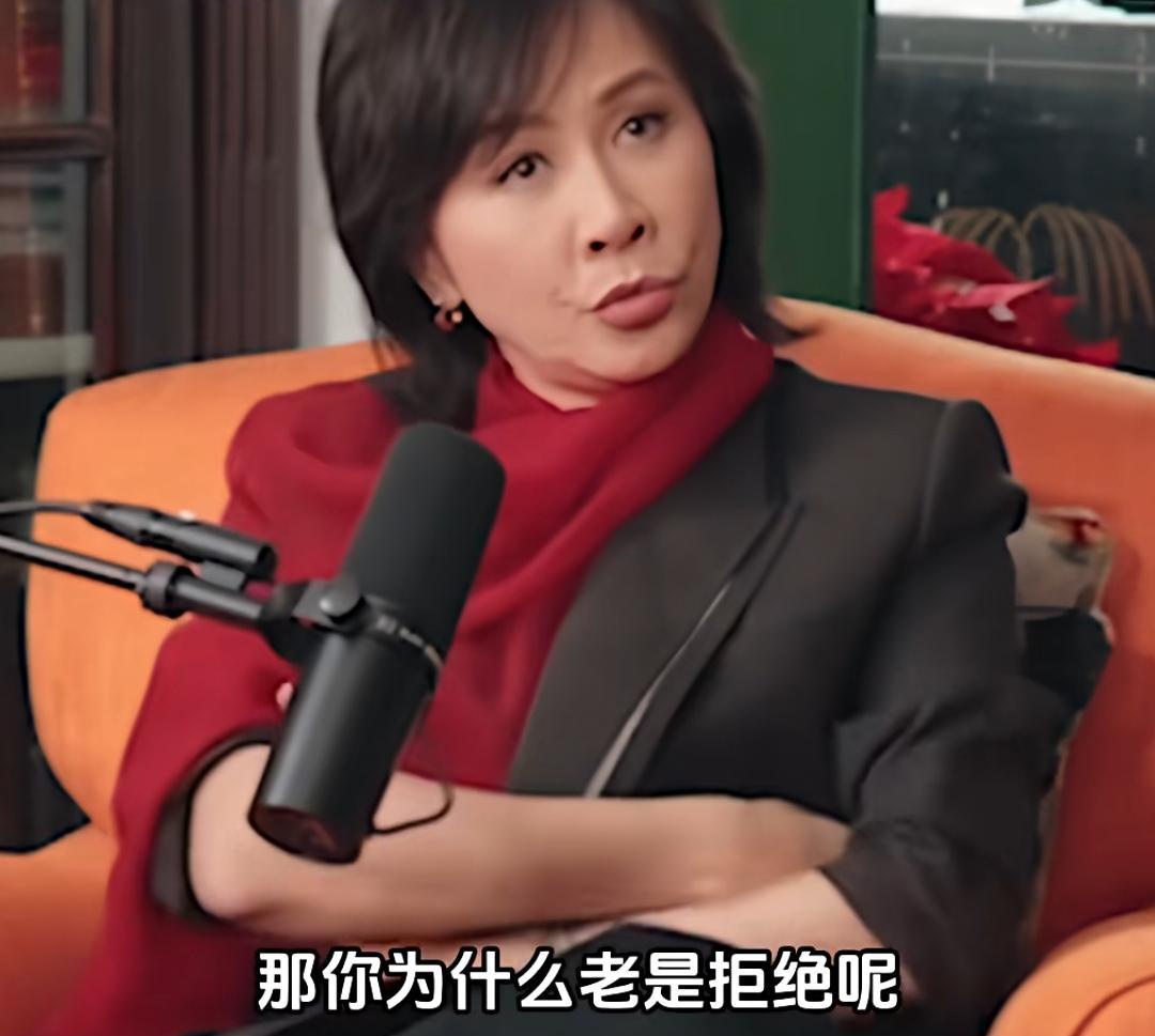 梁朝伟在威尼斯领奖时手抖了。镁光灯下，他挤出三个字：“谢嘉玲。”刘嘉玲就站在