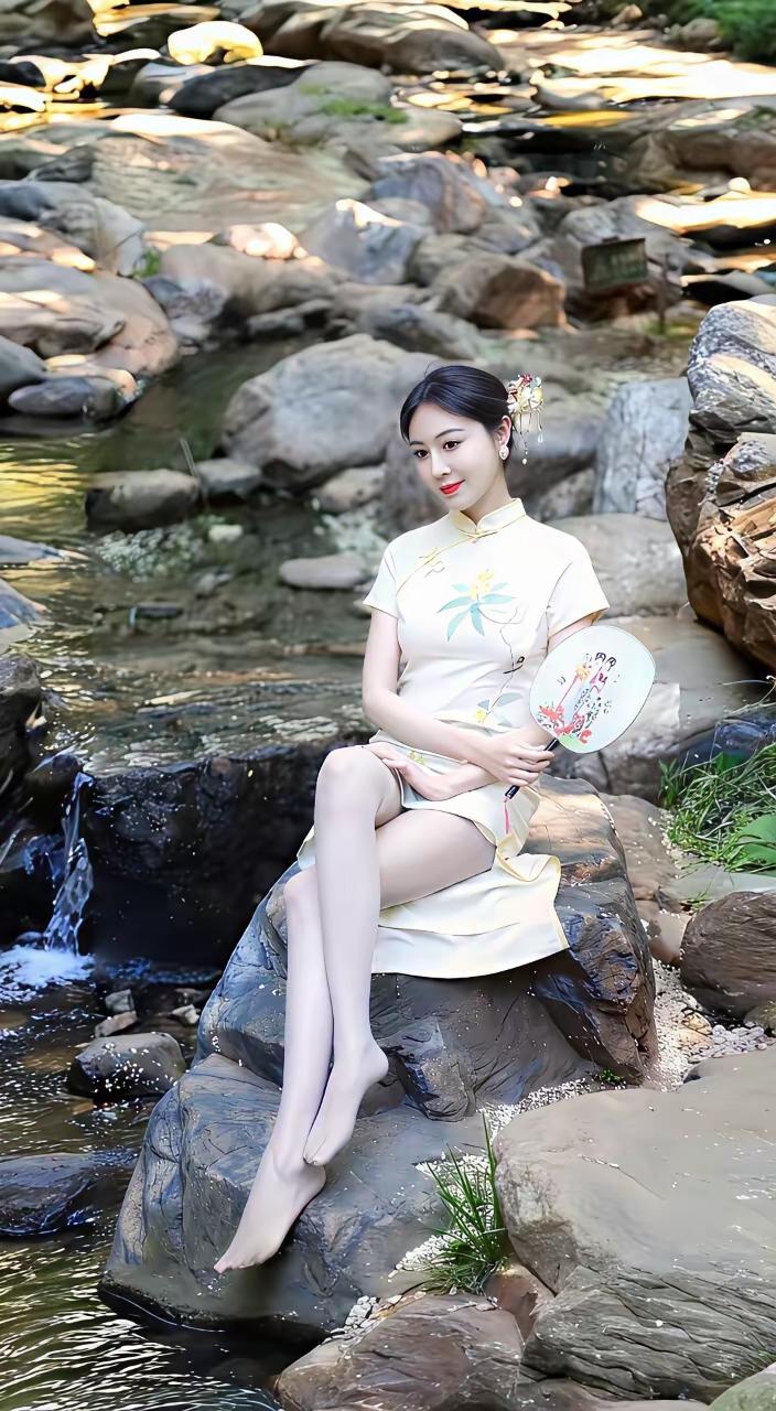 梧桐叶落满地，邻人笑语渐稀。如今，叶枯了，人散了。