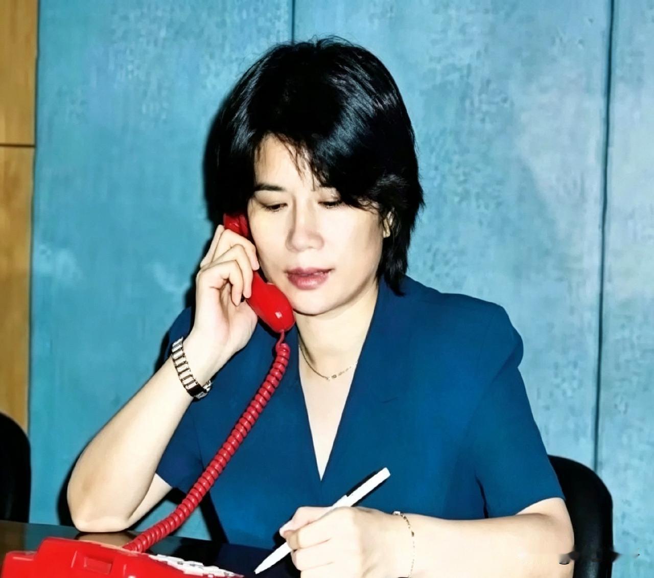 年轻时的董明珠在格力办公室接红色座机、边听边记，那股子认真劲儿看着真接地气，说到