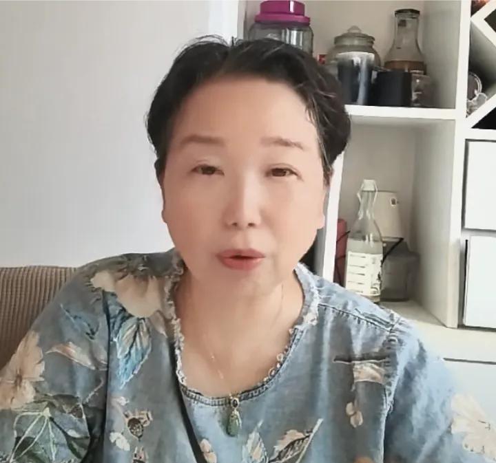 杜大娘今天中午直播说：感谢有些网友们的支持，让我受伤的心灵得到一丝安慰，有