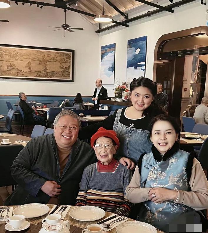 67岁的胡慧中与丈夫、女儿陪101岁的婆婆喝茶聚餐：戴着红帽子的老太太瘦小单薄，