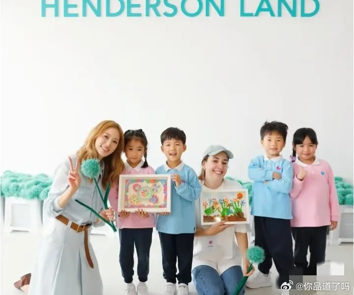 徐子淇参加公益，无修图还是挺老的，裙子比较廉价，不像是豪门贵妇。3月18日，徐子