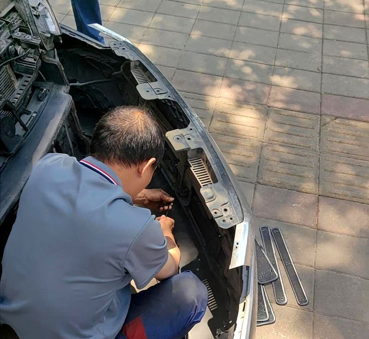 朋友的比亚迪汉近期空调制冷效果很差还有异味，4S店检查后发现冷凝器堵满了脏东西，