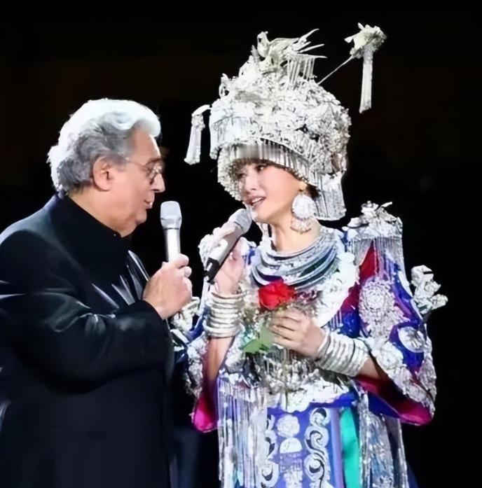 宋祖英已经很久没有在电视上露面了。有人猜她是退圈了，有人说她移民了，还有人说她早