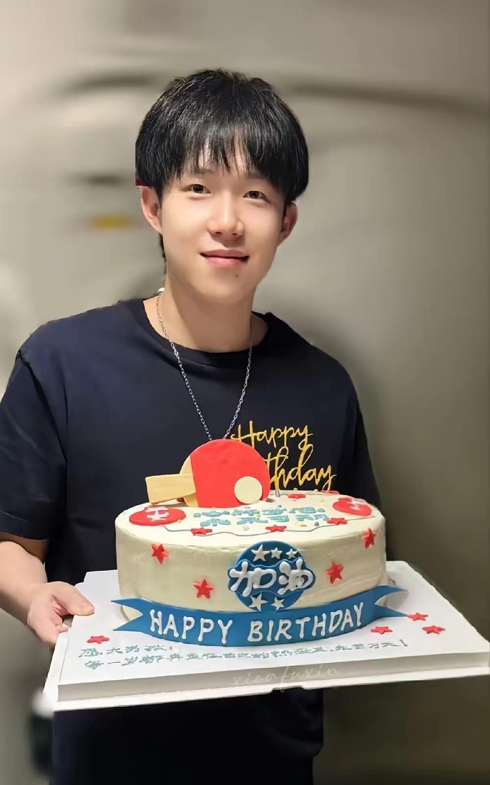 这下可好了，莎头那蛋糕彻底火出圈了！球迷们现在门儿清，只要碰上个啥重要节日，这俩