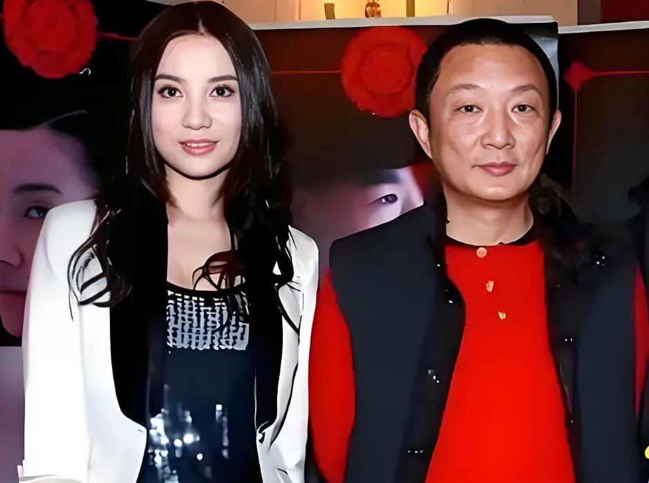 2007年，50岁的导演张黎爱上了27岁的宋佳，为了抱得美人归，他马上和刚生完孩