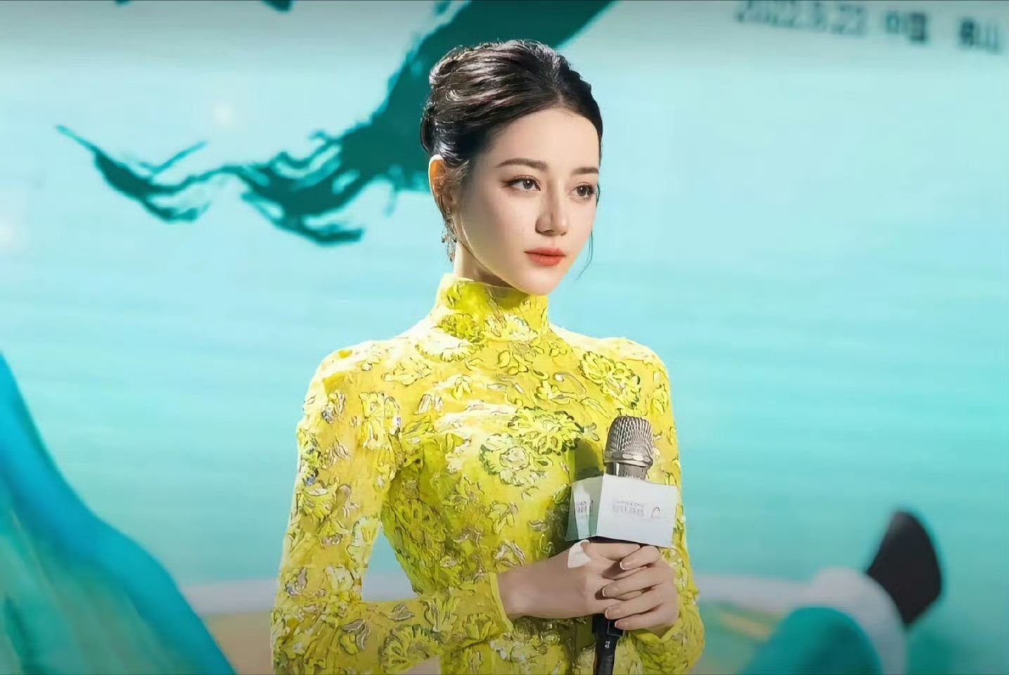 “站在那像美的瓷器一样好完美”迪丽热巴