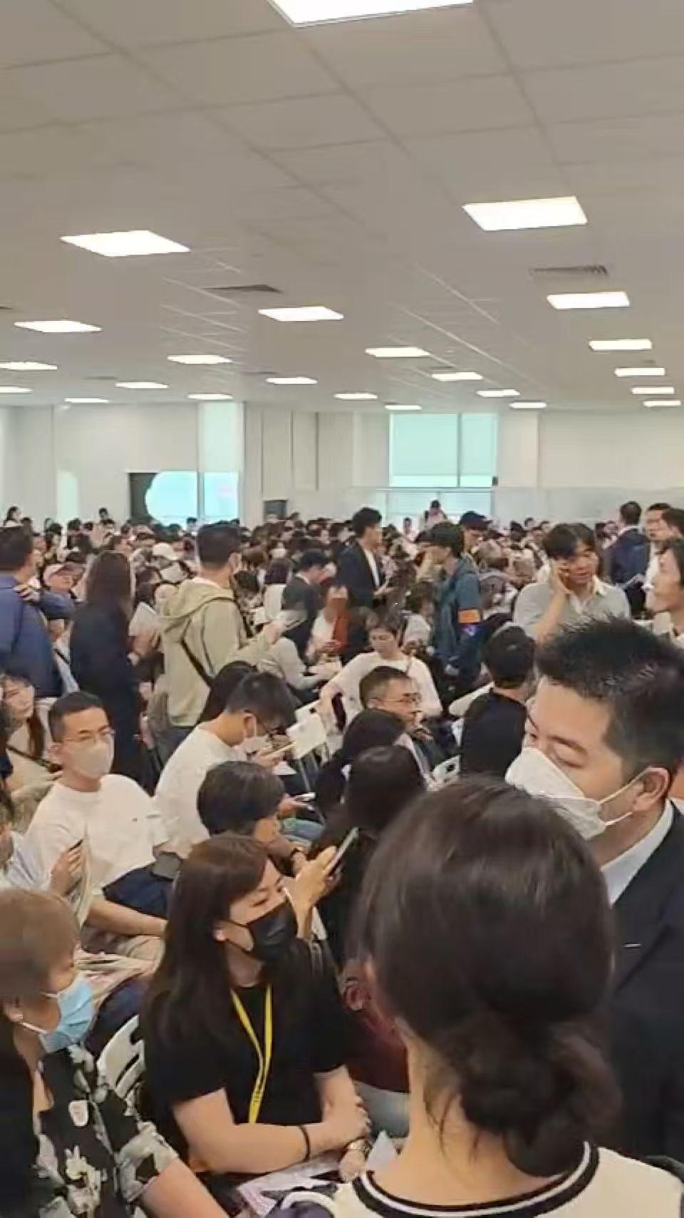 香港楼市又火出新高度。昨天红磡一新盘开售，7600人抢218套房，600多万港元
