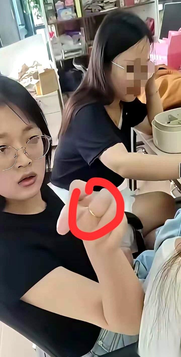 那个白嫖外卖还报警的视频，最狠的不是那个女的，是她领导。外卖小哥找上门，钱还没