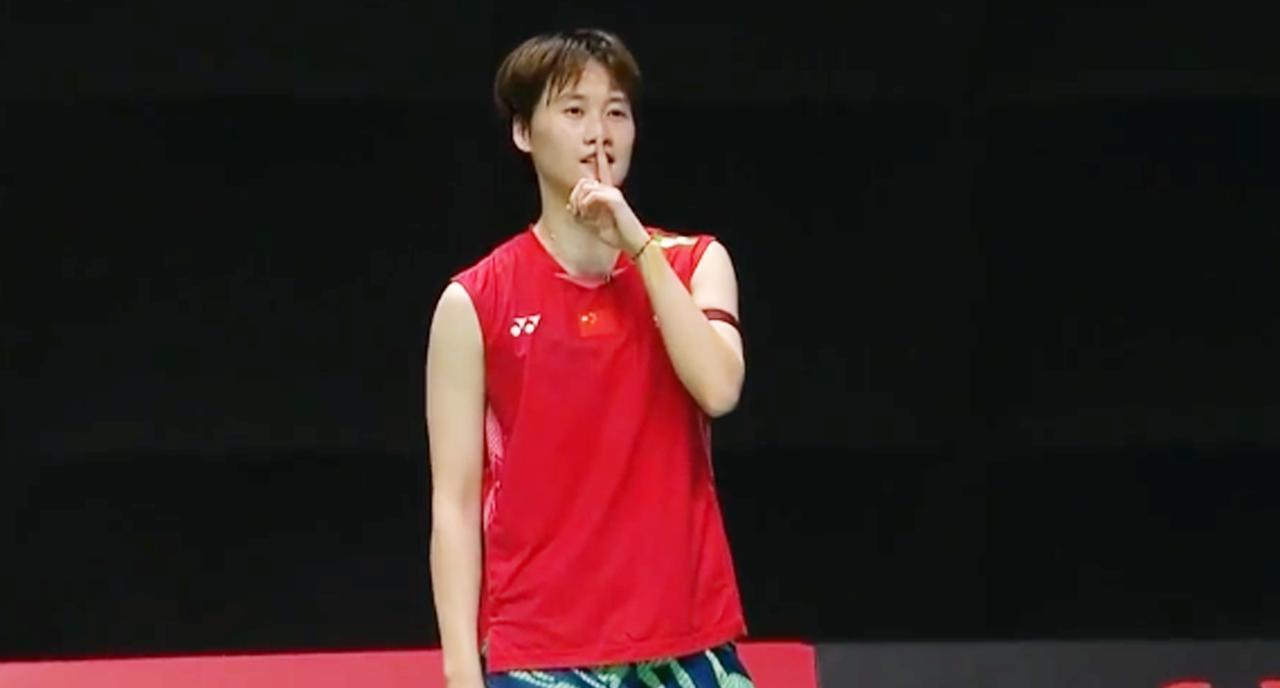 新加坡羽毛球公开赛一场女单1/4决赛巅峰对决，原本以为会迎来一场艰苦的鏖战，最终