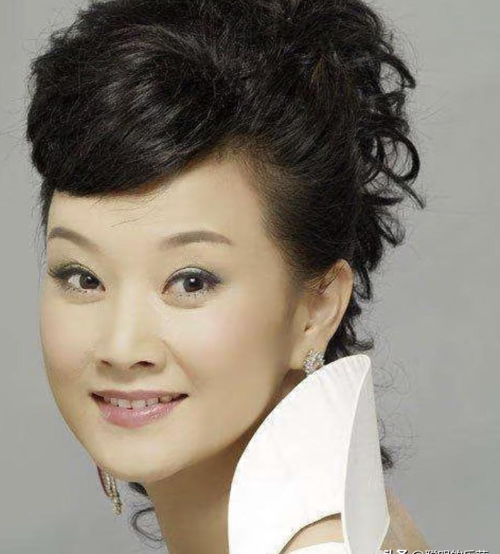 宋祖英消失的真相，不是退休，是换了个战场。她最后一次春晚亮相是2013年，之后