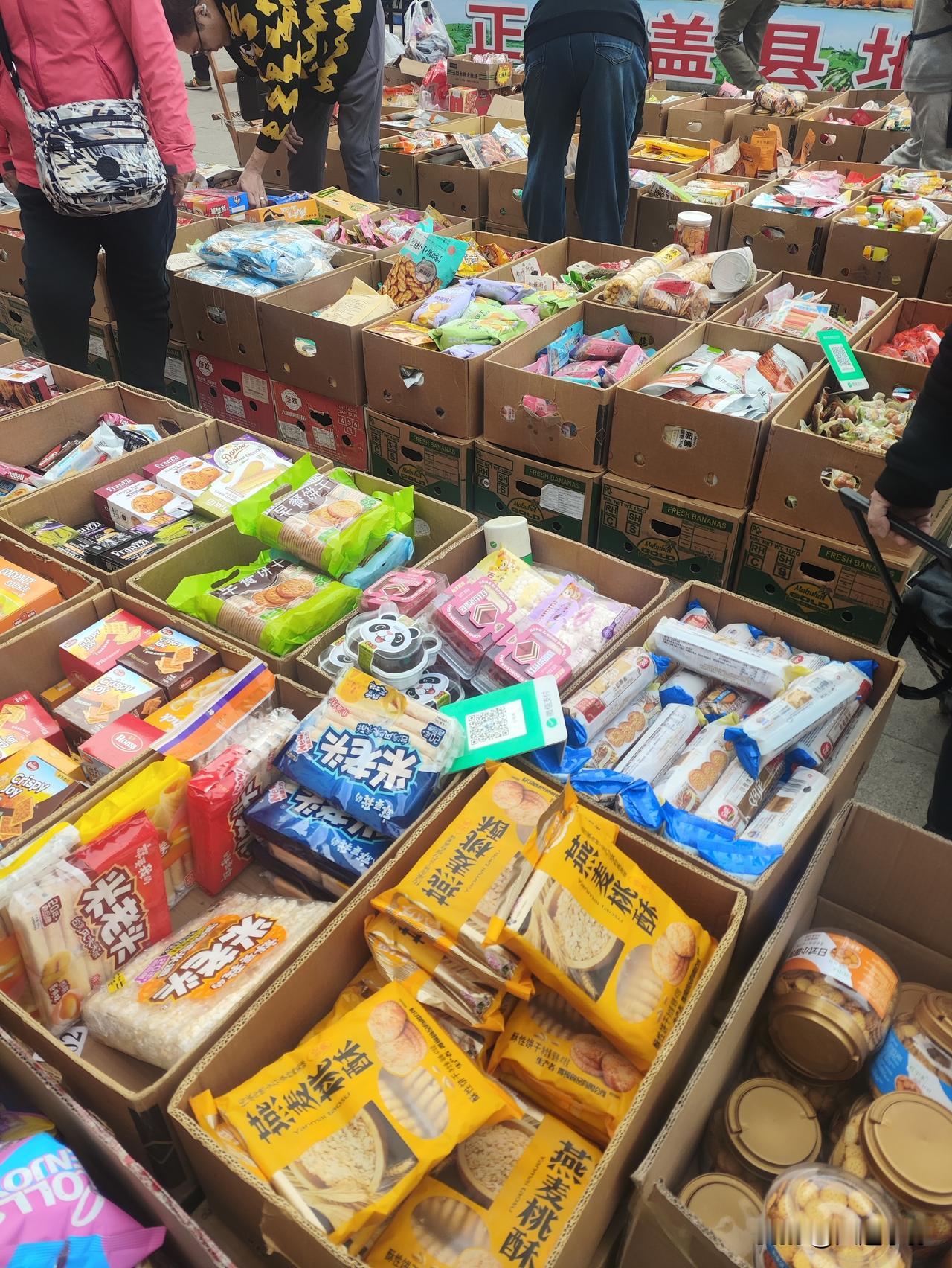 大连桃源街早市，00后饭搭子20块买外国烟，我被4个苹果“打发了”前两天大清