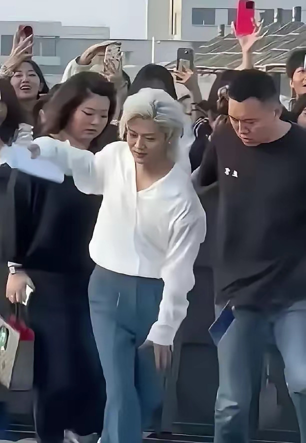 我滴个乖乖，要不是看评论说这位是鹿晗，我真认不出来了，而且这款发型太不适合他，建议换造型师吧。。。哎