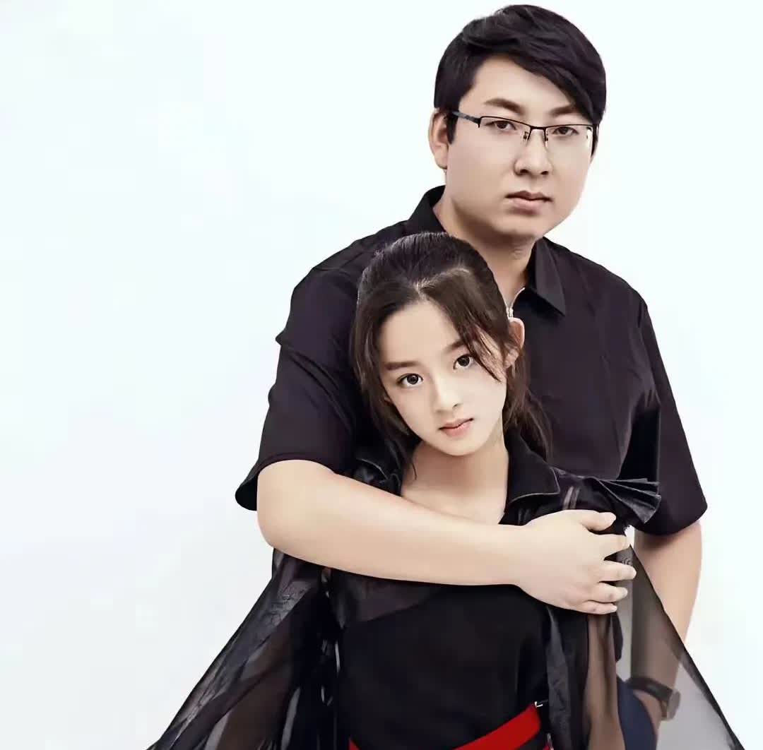 黄杨钿甜父女写真，氛围诡异引热议！最近刷到2017年黄杨钿甜和她爸爸杨