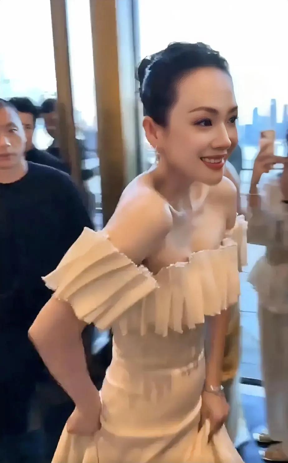 这么清纯清新的章子怡还真是第一次看到，像个公主，像个小姑娘一样，娇俏可人。