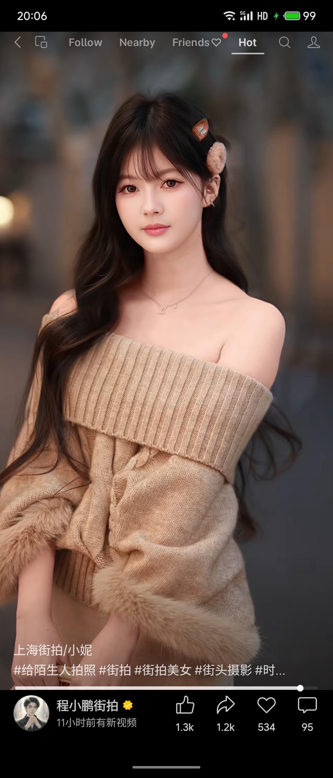 梧桐掩映的上海街头，暮色温柔。女生身着燕麦色露肩针织衫，袖口缀着软糯毛边，搭配同