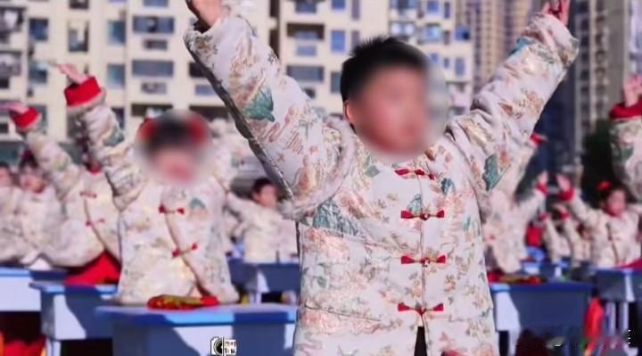 真相大白了！福建寿宁县东区小学元旦演出服集体退款是30名家长自行购买，然后集体退