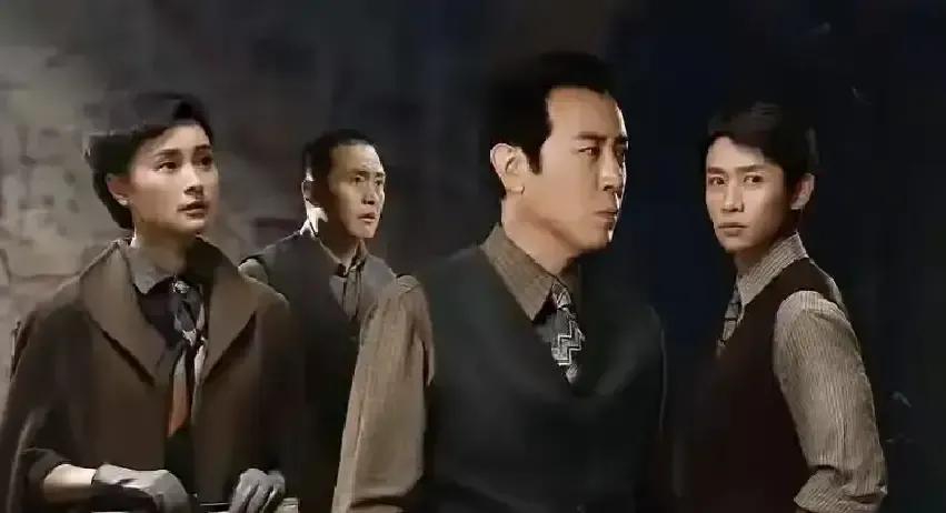 于和伟在《沉默的荣耀》里演吴石将军，我一口气追完十集，夜里两点还红着眼。剧里他