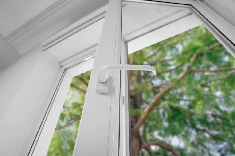 15岁女生翻窗会男友坠亡，父母索赔30万被驳回！两起同类案件判决天差地别，法律边