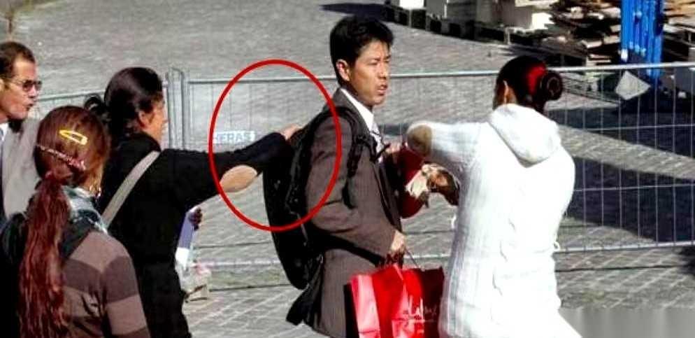 欧洲小偷协会最新内部纪律：中国人的手机，谁碰谁失业。听说小偷圈最近更新了职业手