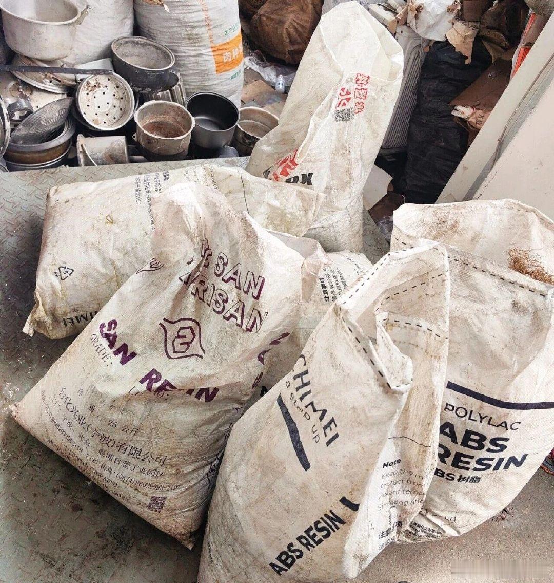 宁波余姚一员工蚂蚁搬家偷废铜获利5100余元6月20日，余姚凤山派出所接到企业