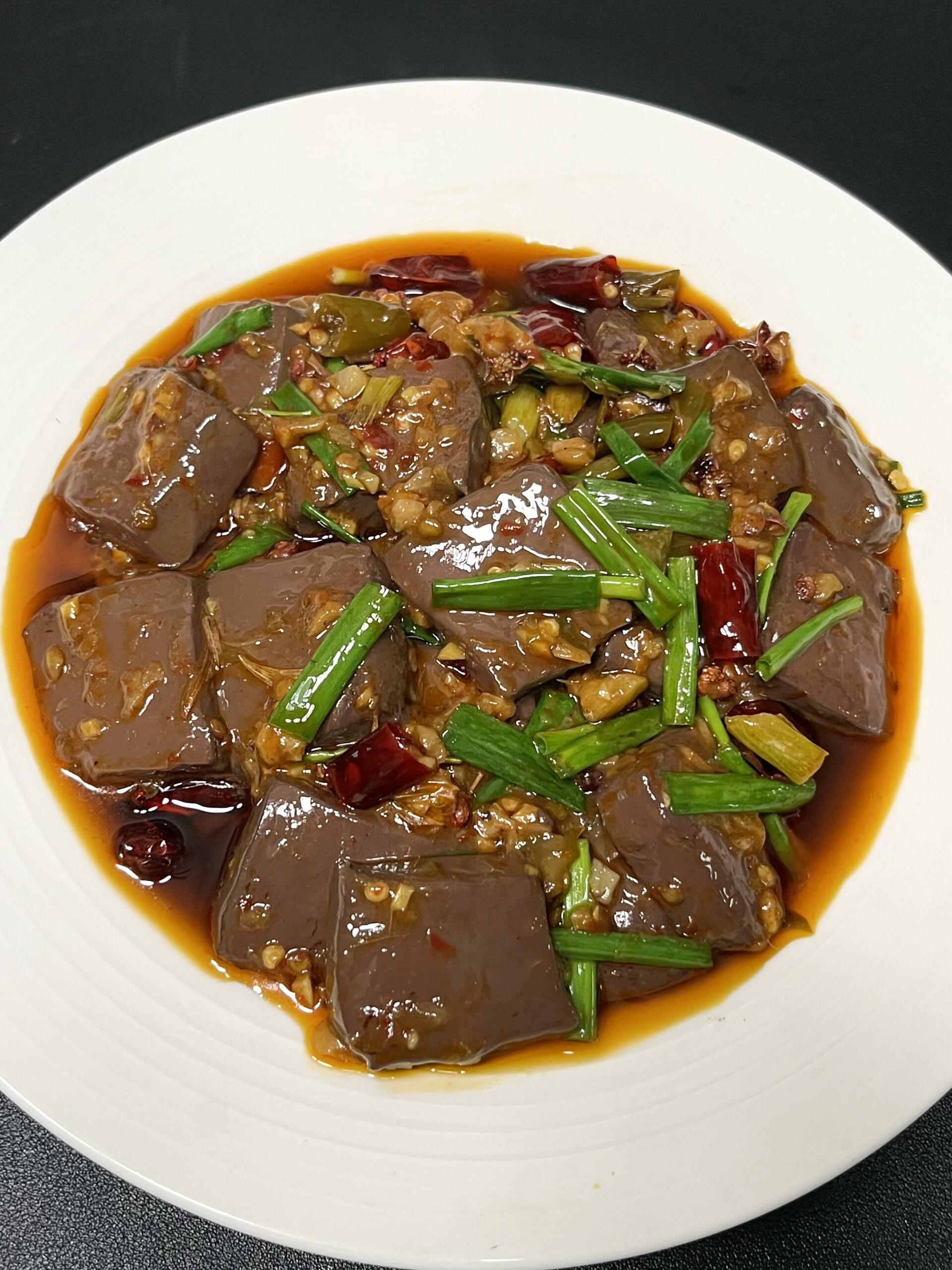 这盘火爆鸭血太绝了！香辣入味，锅气直冒家人们谁懂啊！真的被这盘火爆鸭血香到破防