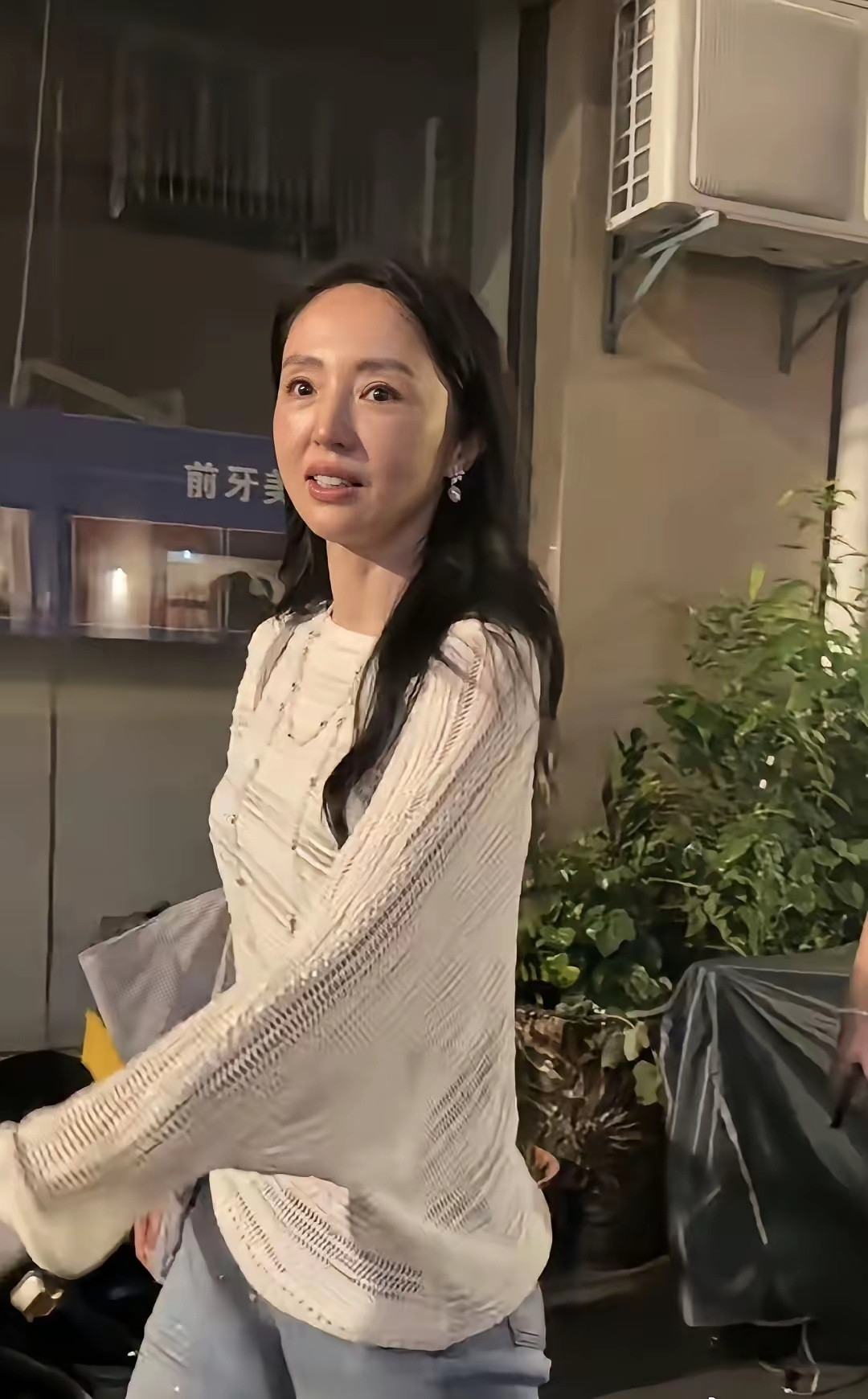 原相机下看起来不是很年轻了，应该没有医美