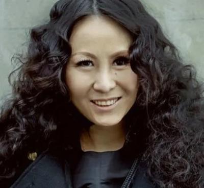 鲜血顺着她的左脸颊流到衣领上，送到医院时，医生说眼球保不住了，得摘。没人想到