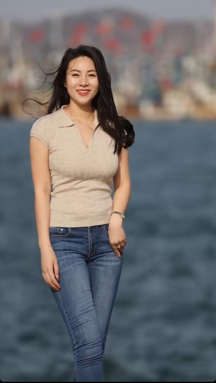 我承认她有几分姿色，也有活力，也是我喜欢的类型！但我心里始终装着党和人民。不能分