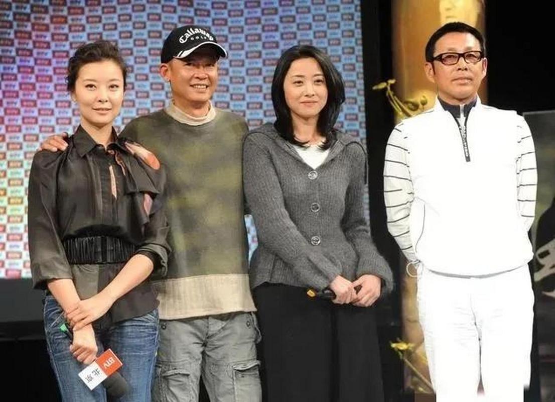 2010年，王志文、陈道明、柯蓝与刘蓓一起现身活动的画面。当时，四位主演现身