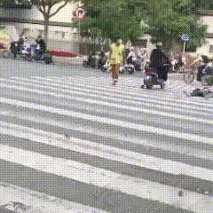 本来以为是碰瓷，结果是……近日这段视频又火了，很多人说男子躺人行横道上碰瓷，遇