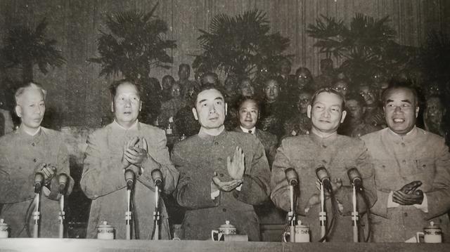 1956年党的八大选出了领导核心，一位党的主席，即伟大领袖毛主席。四位党的副主席