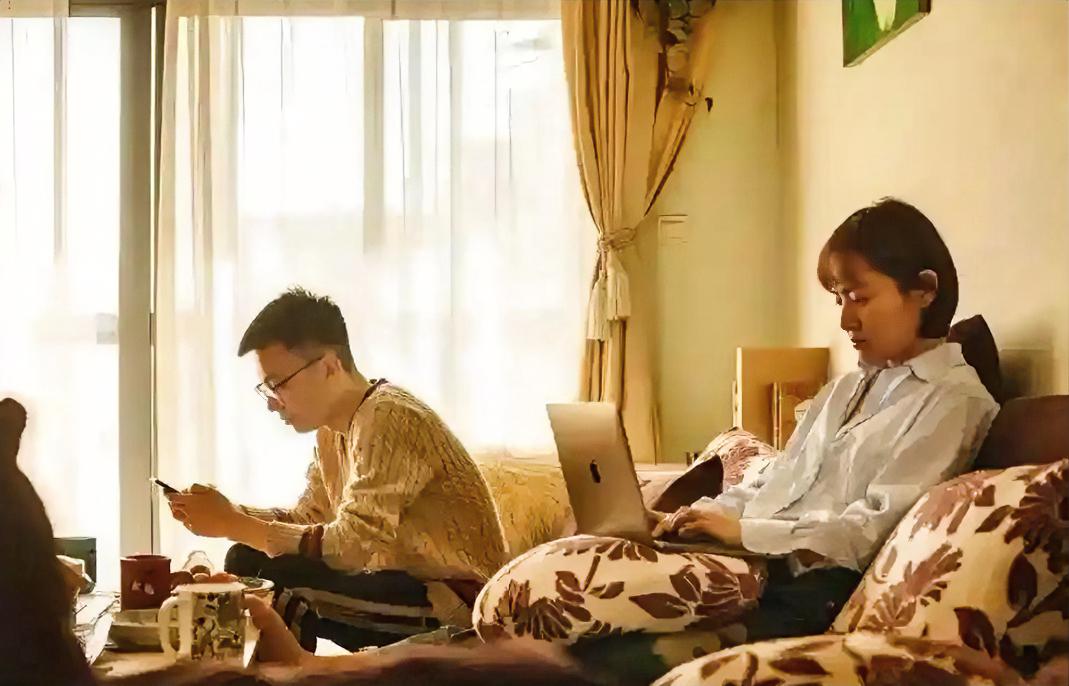 现在开始流行一种新型婚姻关系叫“干婚”的，就是夫妻俩同在一个屋檐下住，但是两个人