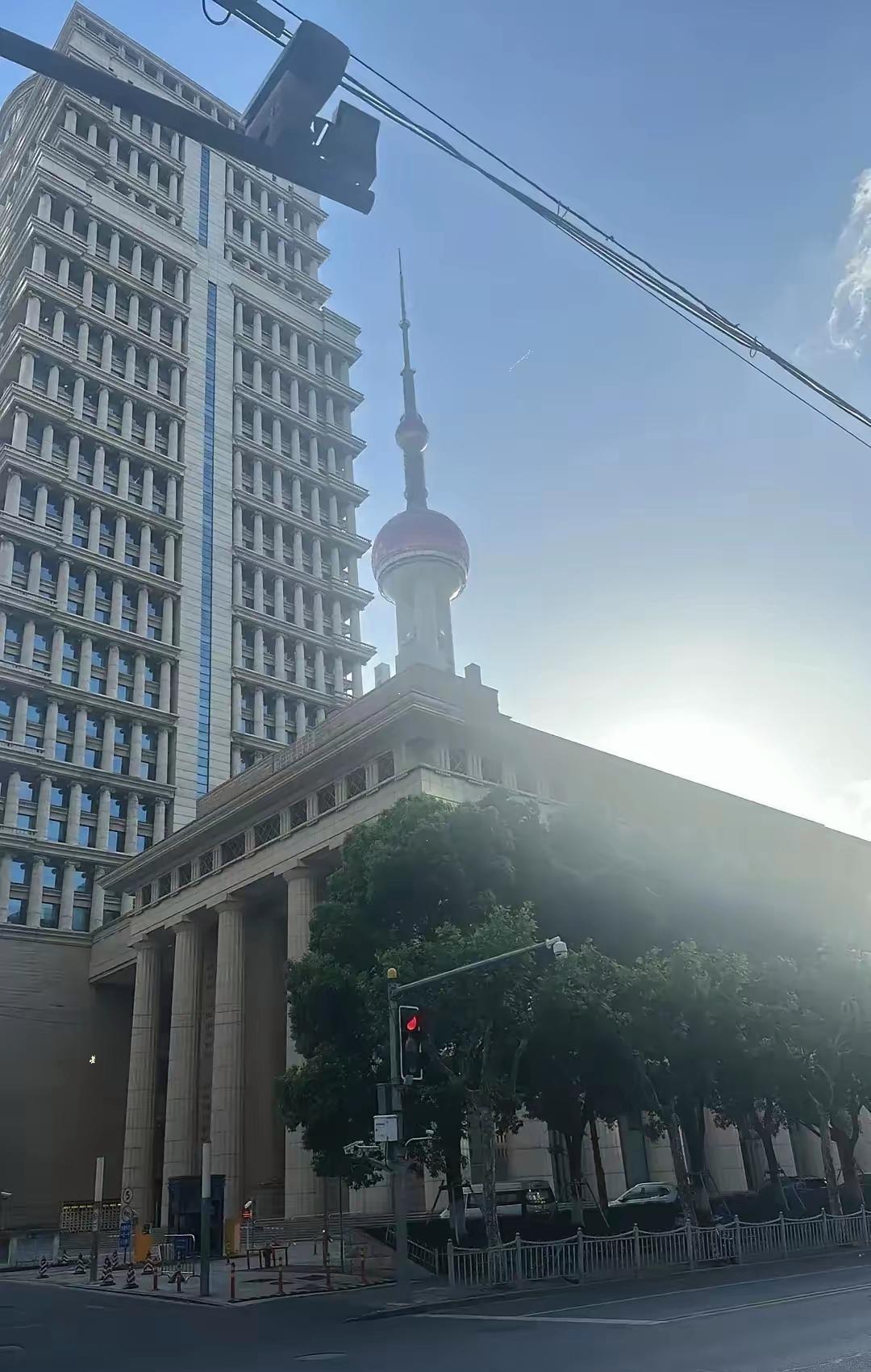 已经赚得盆满钵满了，吃尽了时代红利，却还不满足，还要给子孙铺路，表面上道貌岸然，