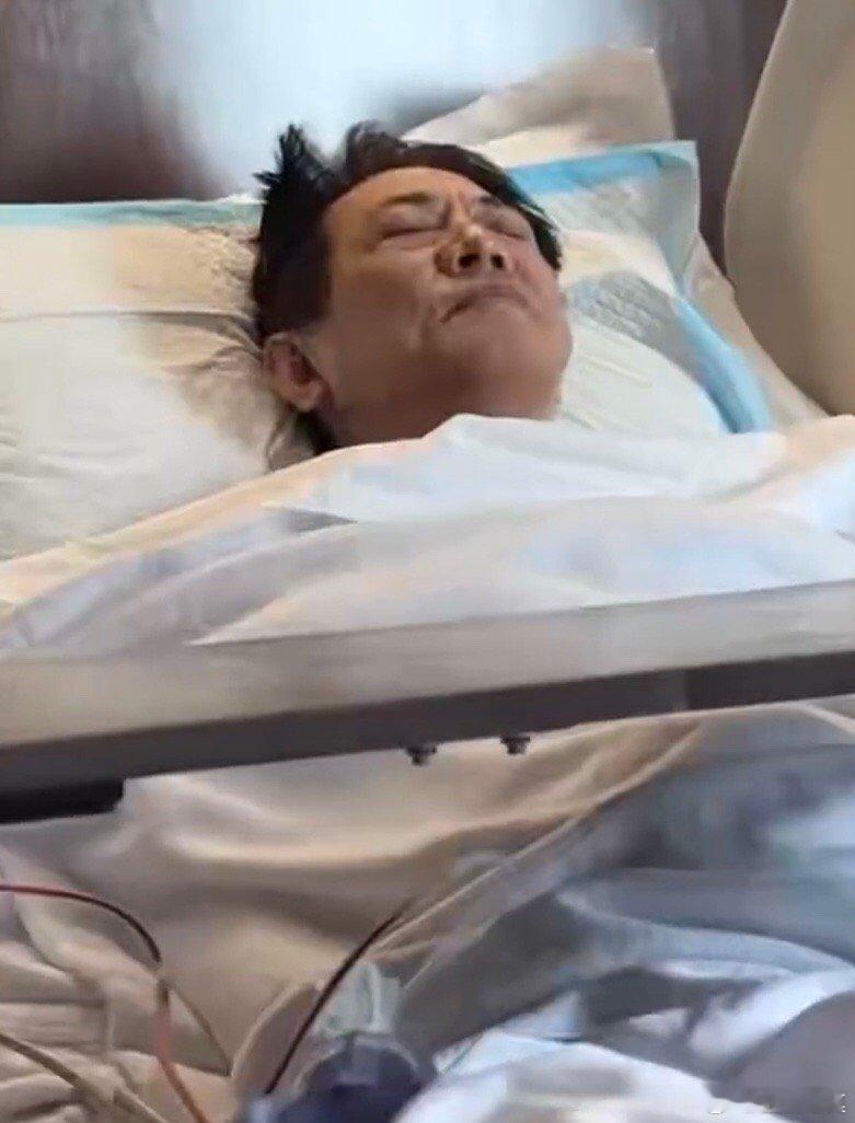 李连杰生病住院李连杰的一些照片。李连杰比同龄的明星看上去苍老很多。图1、2是