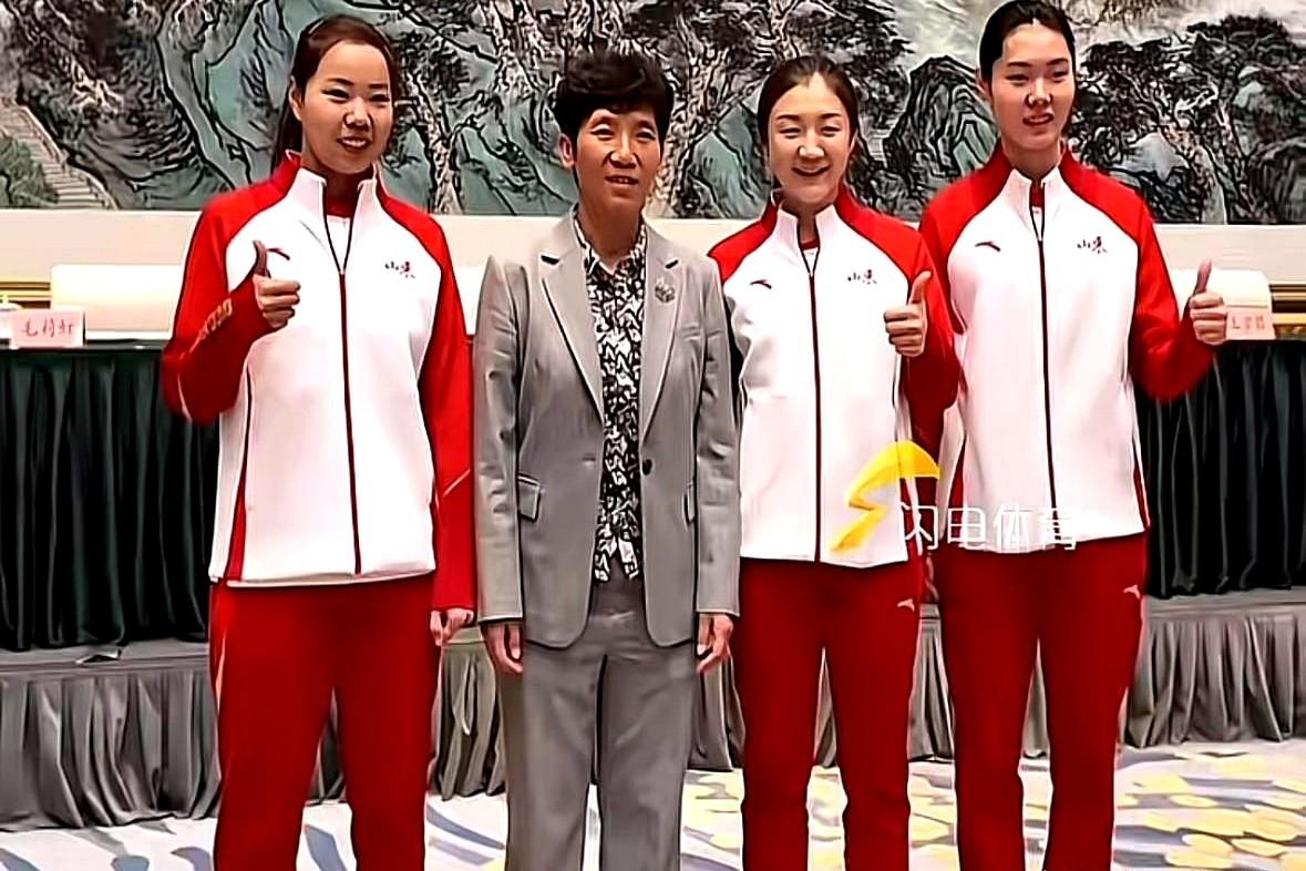 刚刷到陈梦的一个视频。视频里陈梦和启蒙教练乔云萍同框，乔云萍如今是山东省体育