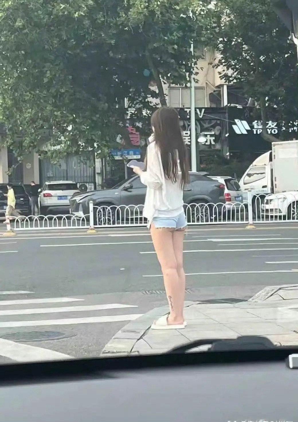 这种穿搭真的好看吗，是我跟不上潮流了吗？