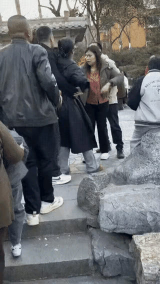 这个春节，济南趵突泉涌进了一亿人。一男孩把塑料瓶扔进趵突泉，一男子出声提醒，这