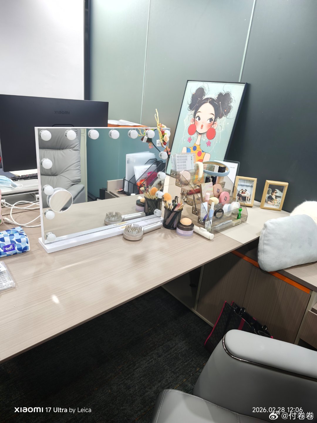 我在办公室弄了个简易健身房之后，又在办公室搞了一个化妆间，然后我朋友要是来公司，