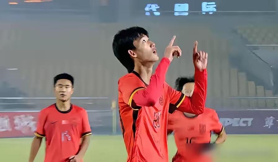 赵松源的身高是1.9米，在对阵东帝汶的比赛中上场15分钟上演了帽子戏法。实话实